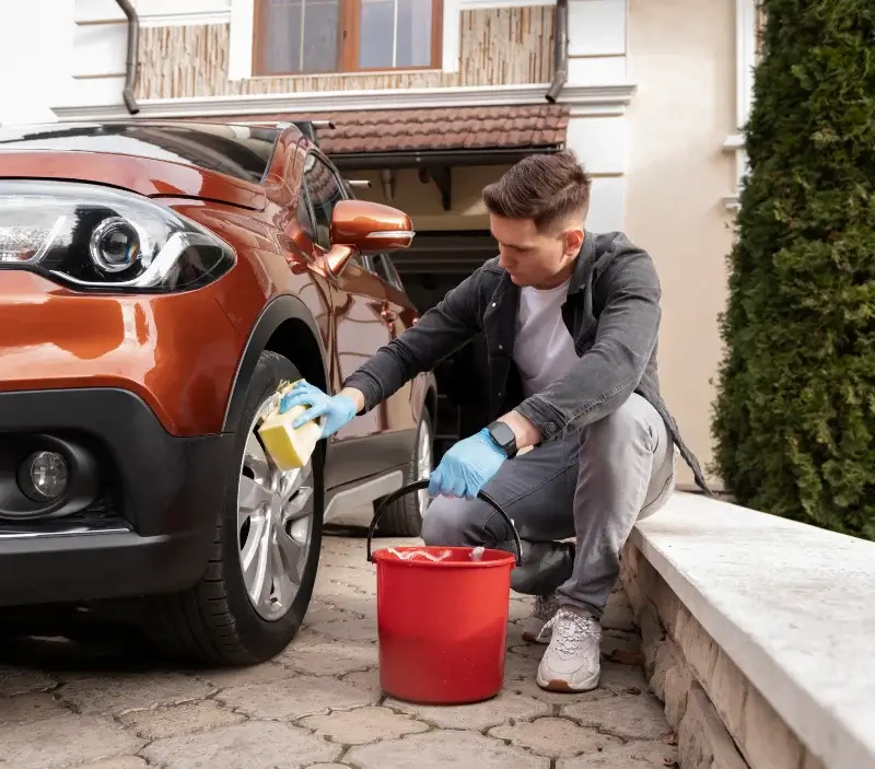 Lavage auto à domicile Saint-Pierre-des-Fleurs : professionnel intervenant sur un véhicule